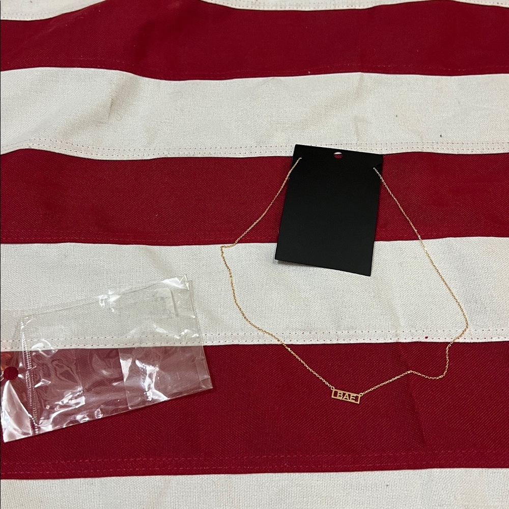 Gold color ‘Bae' Necklace - Picture 4 of 11